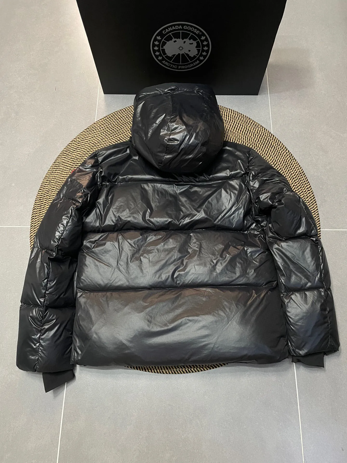 P780 Black Red Label Top Version 𝘾𝘼𝙉𝘼𝘿𝘼 𝙂𝙊𝙊𝙎𝙀/Canada Goose 2023 Limited New Crofton Puff Down Jacket Pure Guangzhou Inspection 95 White Duck Down Filling‼  Top version, ceiling level‼ Crofton soft bread, the latest style in 2023, has a cold protection effect of up to level 4. It is made of recycled Feather-Light tear-resistant fabric. It is ultra-light and has no weight on the upper body at all! The unique black label highlights your temperament‼  Canada Goose, a Canadian brand, has always been recognized as the warmest down jacket. Various Instagram celebrities, Internet celebrities, and celebrities often wear it for street photos. I do Canada Goose every year, but I still can’t get rid of my love for geese. No matter how cold the winter is, there is no need to be afraid, because there are geese! Filled with 80% white duck down, Canada Goose is the legendary warmest down jacket and is known as a must-have for Arctic outdoor sports! The most popular down jacket in the world, celebrities are rushing to buy it, it is a must-have! Same style for men and women Size: S-XXL